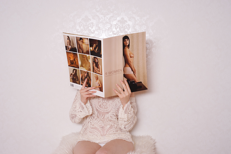 Model mit Buch '9 WOMEN' von Christian Feist