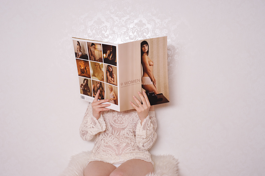 Model mit dem Buch '9 WOMEN' Model mit Buch '9 WOMEN' von Christian Feist
